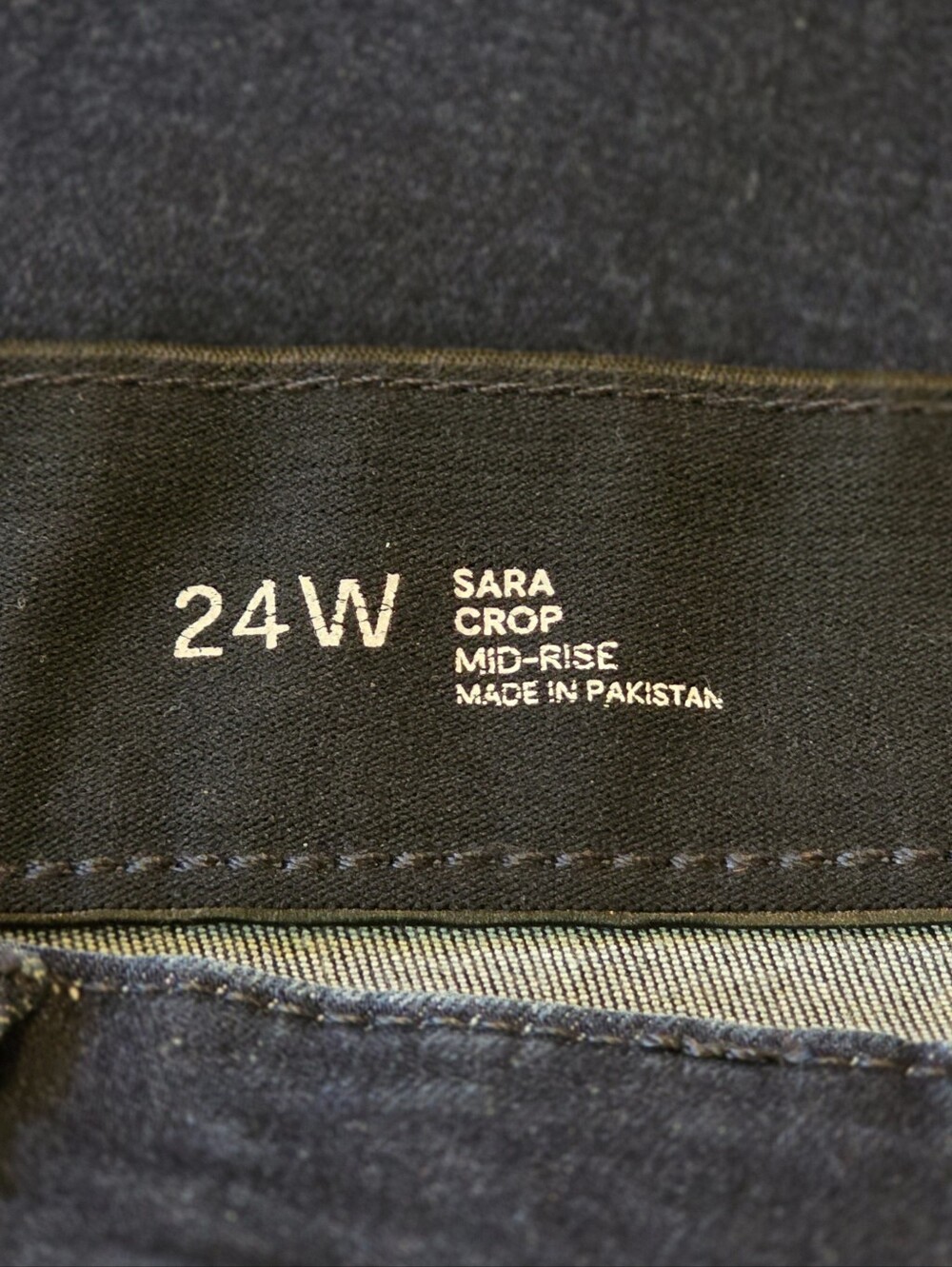 Liz Claiborne Sara Dark Wash Mid-Rise Denim Cropped Capri Jeans Size 24W - Picture 7 of 8